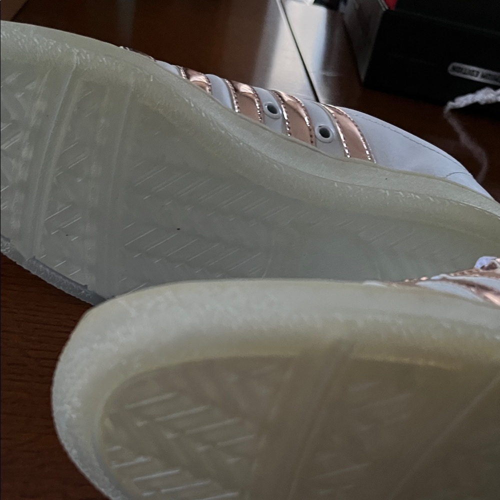 K-Swiss women white and gold
Sneakers.  Size 8
  NWT - Picture 3 of 4